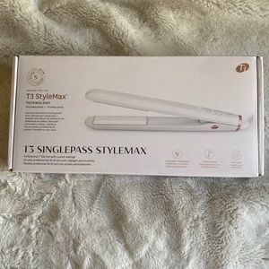 T3 Singlepass StyleMax Flat Iron. Brand New in Box. Curls and straightens hair